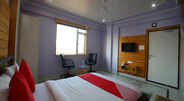 OYO 38172 The Lodge B&B, Забронировать Отель «постель и завтрак» Отели Джайпура 3 звезды, рядом с Хава-Махал, 3*