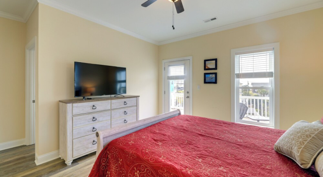 Апартаменты Emerald Isle Getaway w/ Decks & Beach Views!