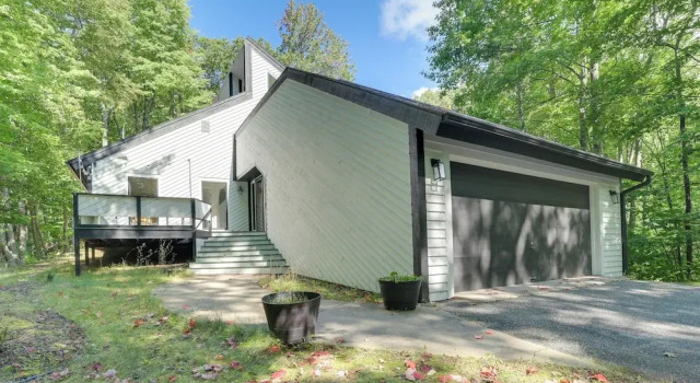 10 Mi to Nubs Nob: Modern Retreat w/ Fire Pit, Buchen Sie Ferienhaus Harbor Springs Michigan