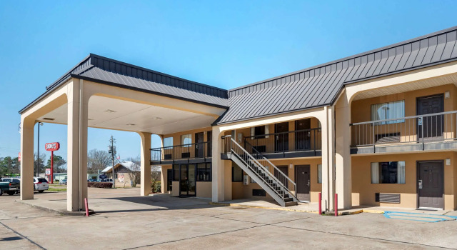 Econo Lodge Pearl - Jackson, Varaa Hotelli Hotellit New England uima-altaalla, Uima-allas