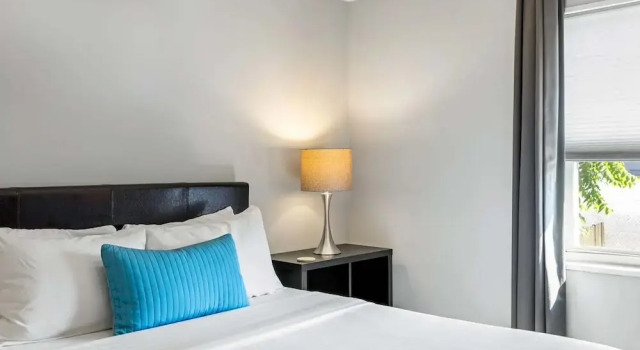 Brookwood Courtyard by BCA Furnished Apartments Bcc1b 06 F, Забронировать Апартаменты/квартира Апартаменты Атланта, рядом с Станция метро "Центр искусств", Апартаменты/квартира