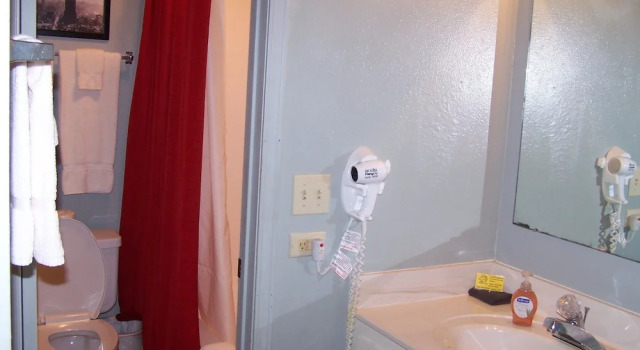 Четырёхместный семейный номер Standard Pointe West Resort Motel