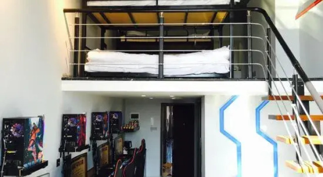 Кровать в общем номере Дуплекс Reborn Apartment
