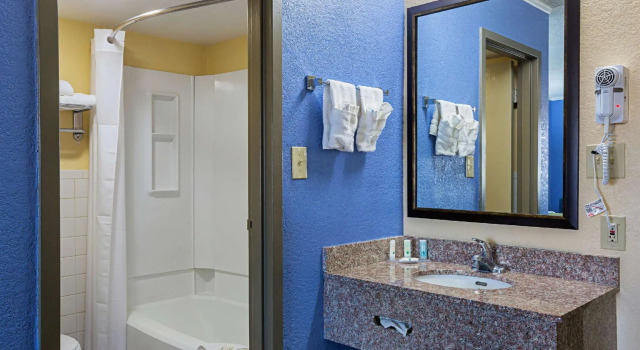 Двухместный номер Standard Quality Inn & Suites near Six Flags East