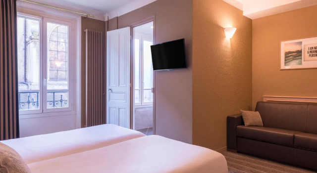 Номер Classic Paris France Hotel
