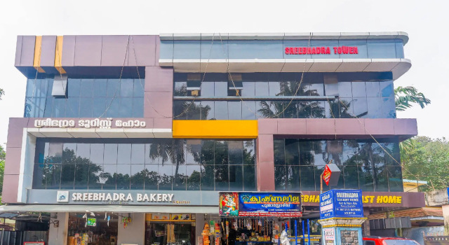 SPOT ON 46608 Sree Bhadra Tourist Home, Book Hotel Hoteller i Chavara med parkering, Parkering