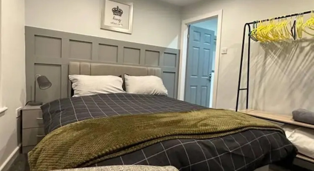 Immaculate 4-bed Detached House in Bootle