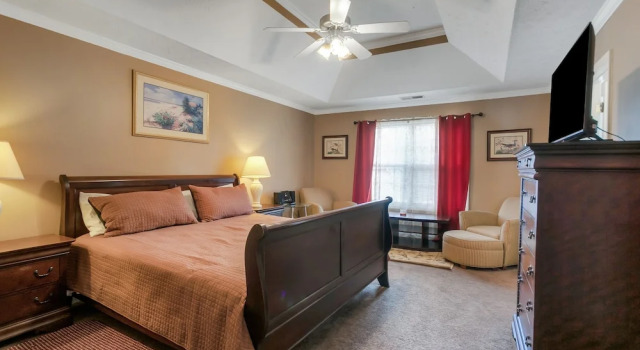 Atlanta Retreat W/ 2-car Garage, Fenced Yard 6 Bedroom Home by RedAwning, Buchen Sie Ferienhaus Villen in Locust Grove, Villa