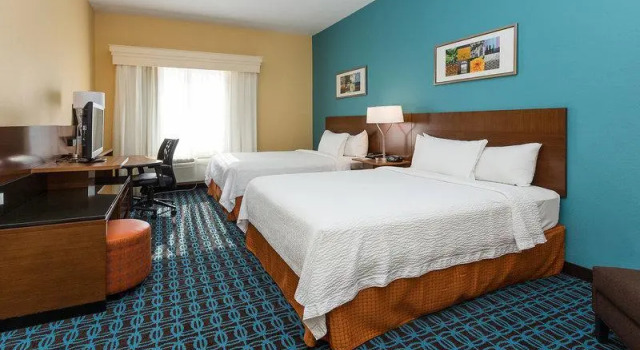 Кровать в общем номере Fairfield Inn & Suites Des Moines West