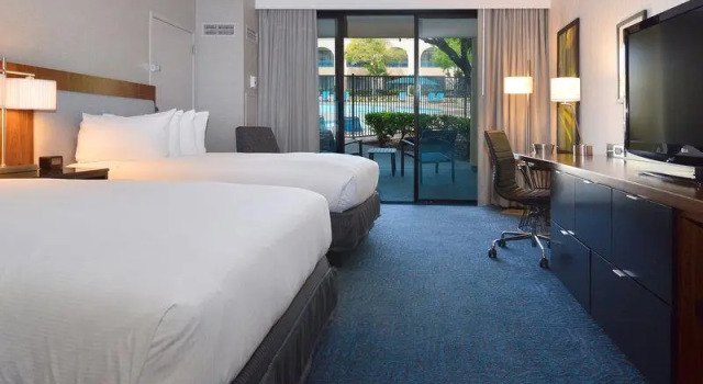 Двухместный полулюкс с видом на сад DoubleTree by Hilton Newark-Fremont