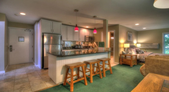 Kcis 342 - Renovated Two Room Condo Suite, Close To Mountain!