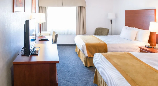 Четырёхместный номер Deluxe с видом на бассейн Days Inn by Wyndham Portage La Prairie