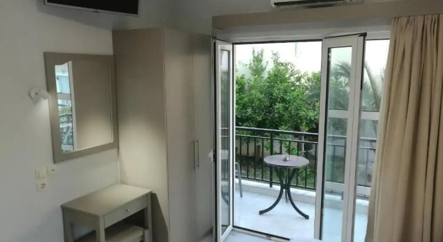 Трёхместный номер Standard с балконом Niriis Hotel