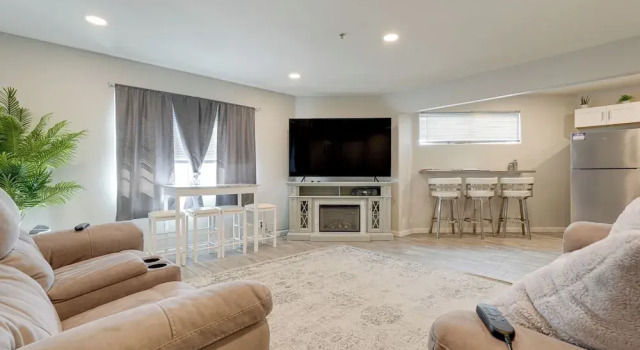 2 Mi to Old Town Scottsdale: Sleek Apartment, Забронировать Апартаменты/квартира Отели Скотсдейл с парковкой, Парковка