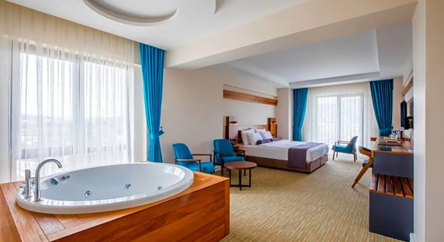 Двухместный люкс Karpalas City Hotel & Spa
