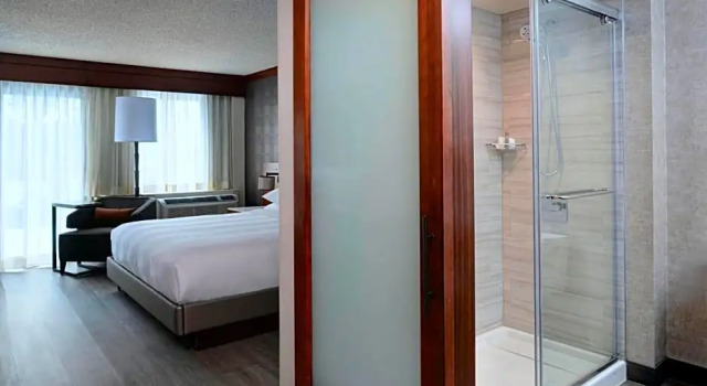 Шестиместный номер Standard Detroit Marriott Southfield