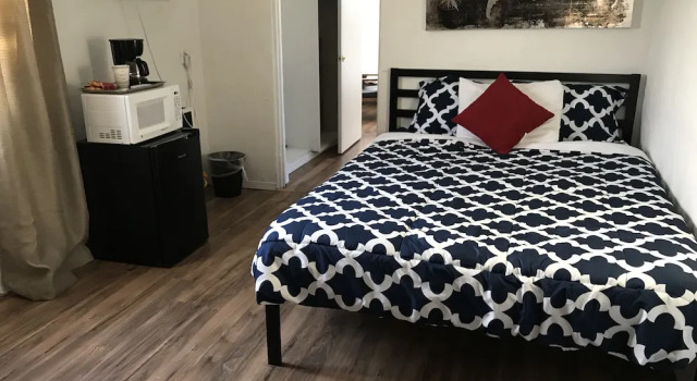 Mojave Trails Inn and Suites, Забронировать Отель Туэнтинайн-Палмс Joshua Tree National Park, рядом с Туристско-информационный центр Oasis Национального парка «Джошуа-Три»