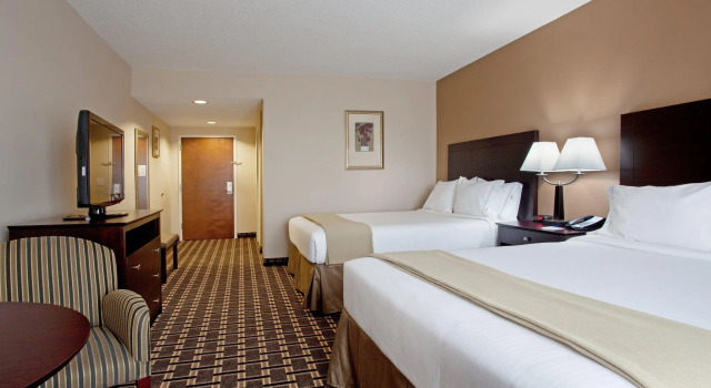 Четырёхместный номер Standard Holiday Inn Express Pembroke by IHG