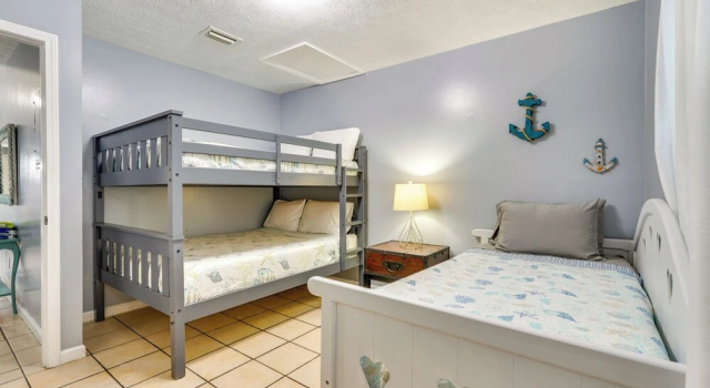 Коттедж с 2 комнатами Pet-friendly PCB Duplex - Walk to Beach!