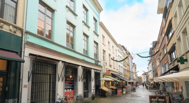 Deluxe Capital Street Stay for 12
