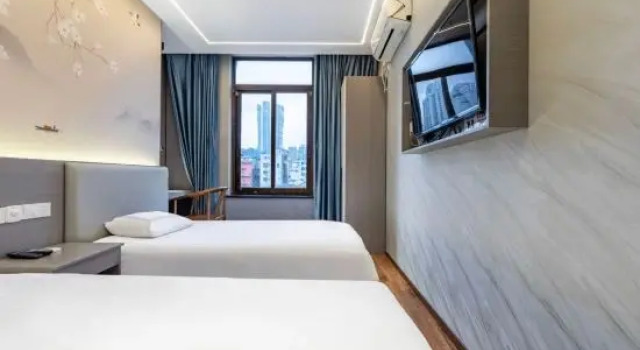 Кровать в общем номере (мужской номер) Xiangfu Hotel (People's Square Changzheng Hospital)