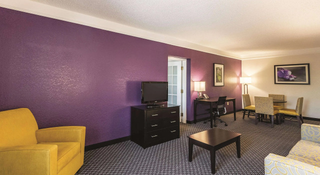 La Quinta Inn & Suites by Wyndham San Antonio Downtown, Забронировать Отель Сан-Антонио Bexar County, рядом с Casa Navarro State Historic Site