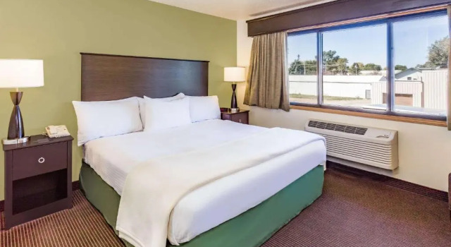 Двухместный люкс Superior AmericInn by Wyndham Hampton