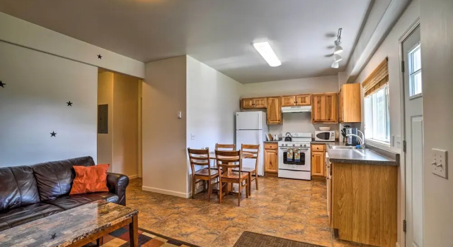 Коттедж с 2 комнатами с балконом Family Retreat ~ 8 Mi to Downtown + Bishops Beach!