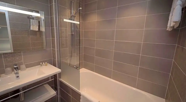 Четырёхместный семейный номер Standard с балконом и с видом на море Best Western Plus Le Roof Vannes Bord de Mer