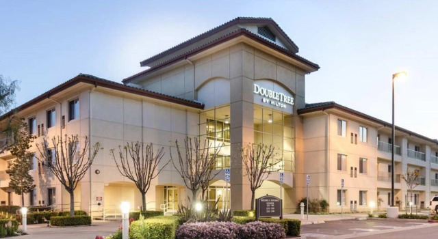 Четырёхместный номер Standard с балконом DoubleTree by Hilton Ontario Airport