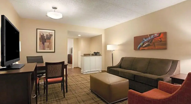 Двухместный люкс с 2 комнатами Embassy Suites by Hilton Cleveland Beachwood