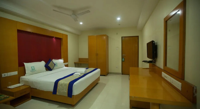 Номер Executive с балконом FabHotel Prime Mahalaya Residency