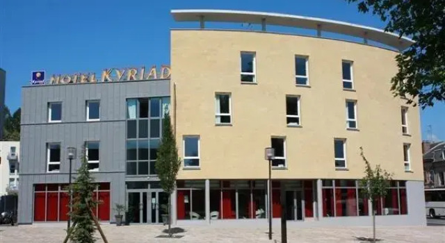 Кровать в общем номере Kyriad Charleville Mezieres