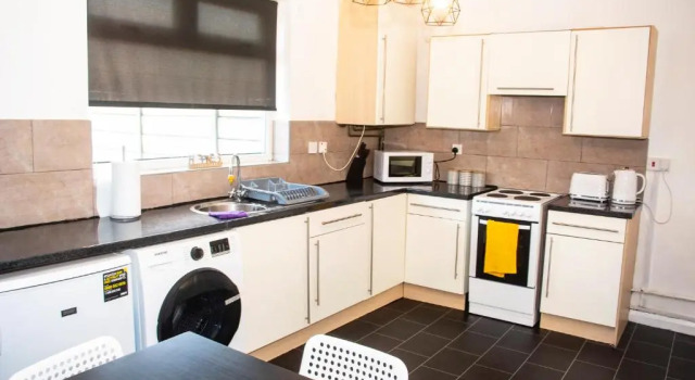 Trafford House - Stylish 3-bed home with private parking