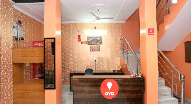 OYO 11886 Hotel Crystal