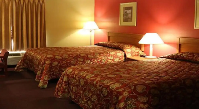 Четырёхместный номер Standard Hometown Inn & Suites