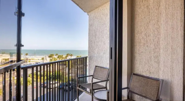 Четырёхместный номер Standard с балконом Hilton Galveston Island Resort