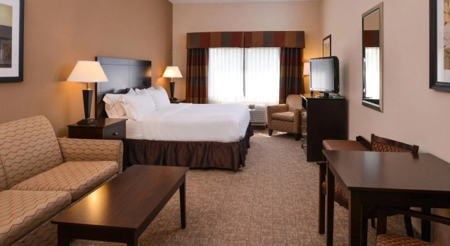 Двухместный люкс Holiday Inn Express & Suites Bridgeport by IHG