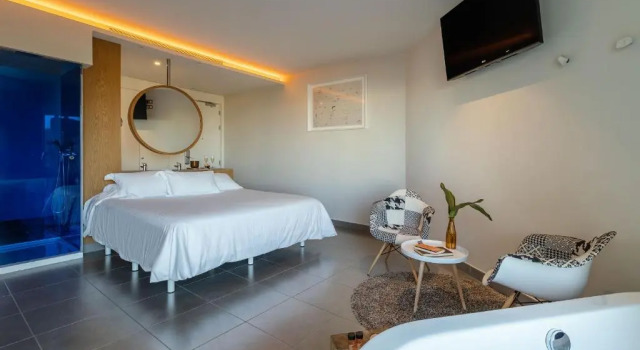 Двухместный номер Deluxe с частичным видом на море Higuerón Hotel Málaga, Curio Collection by Hilton