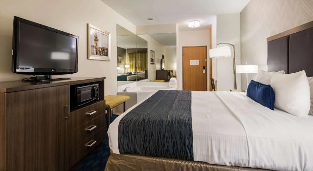 Двухместный люкс с джакузи Best Western PLUS Tulsa Inn & Suites