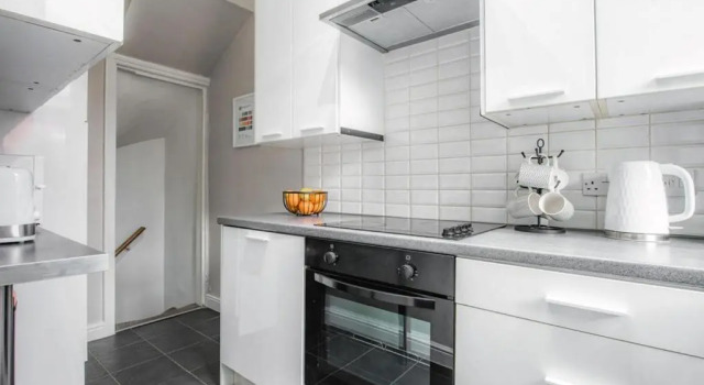 Апартаменты Beautiful 4BD Family Home Burley Leeds