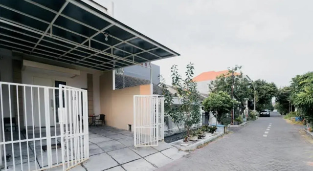 Kingston House, Book Hotel Hoteller i Rungkut med parkering, Parkering
