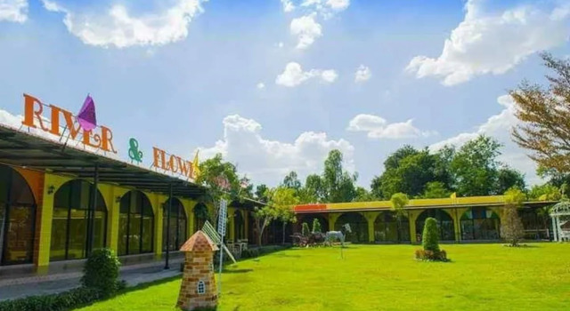 River & Flowers Resort, Rezervovat Lázně / Resort Hotely v Central Thailand se snídaní, Snídaně