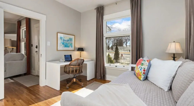 City Park Charm - Vintage Home w/ Modern Comforts, Rezerwuj Dom wakacyjny Hotele w Fort Collins z parkingiem, Parking