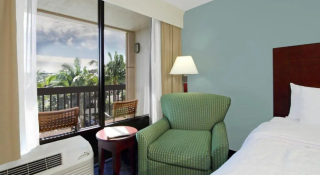 Четырёхместный номер Standard с балконом и с видом на океан Hampton Inn Cocoa Beach