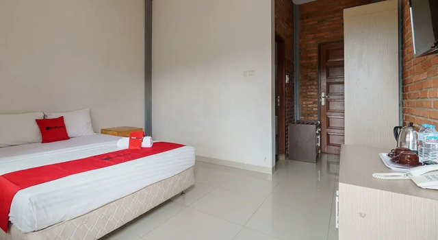 Premium chambre RedDoorz Plus @ Lodaya Gunung Geulis Puncak