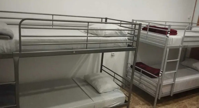 Hostel Travelers Inn, Забронировать Хостел Мадрид Провинция Мадрид, рядом с Aeropuerto T1-T2-T3 Metro Station