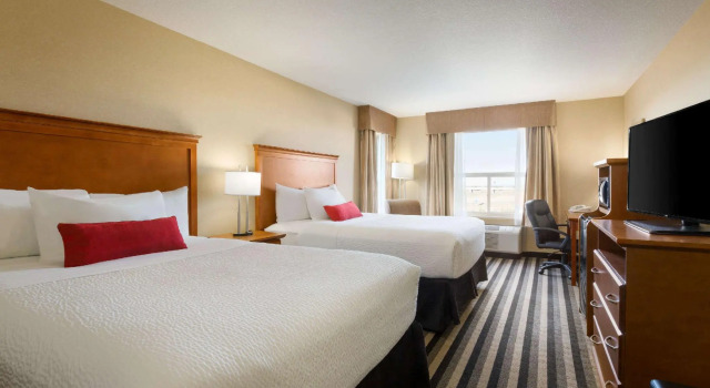 Четырёхместный номер Standard Days Inn & Suites by Wyndham Edmonton Airport