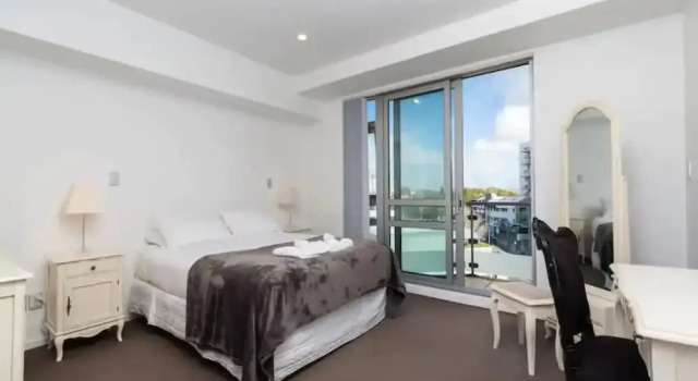 Spacious Home with Balcony - Free Carpark!
