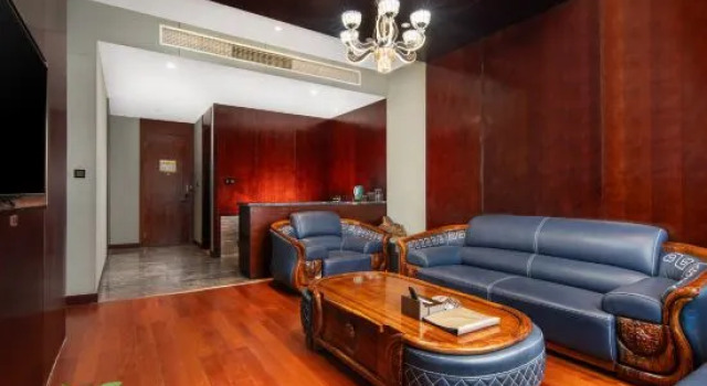 Люкс Business Mingmen Grand Rezen Hotel (Kunlun Lake Hotan New Night Market)